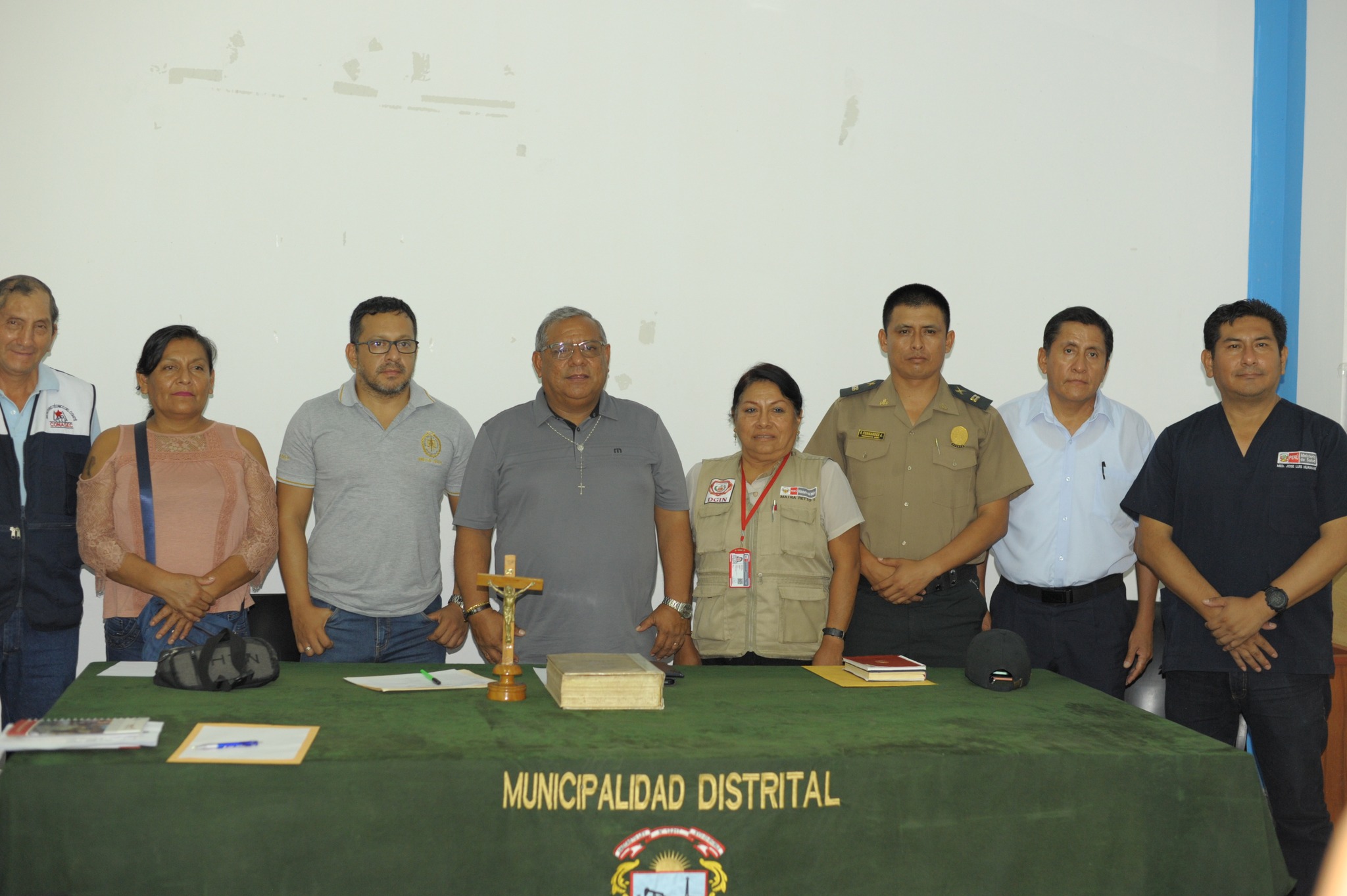 El Comité Distrital de Seguridad Ciudadana (CODISEC) El Alto, liderada por el alcalde Sr. Reedy Bancayan Palomino, convocó una sesión ordinaria en el auditorio de Serenazgo, donde se trataron temas cruciales relacionados con la seguridad ciudadana. Durante este encuentro, se resaltó la importancia de la colaboración permanente como herramienta fundamental para hacer frente a la inseguridad en el distrito.
Además, el director de la IE Félix Cipriano Coronel Zegarra Prof. Rafael Rivas Garrido designado como responsable de la Unidad de Gestión Educativa Local (UGEL) Talara, fue juramentado como nuevo integrante de CODISEC-El Alto, subrayando su firme compromiso con el bienestar de la comunidad. Esta ceremonia reafirmó la determinación de trabajar de manera coordinada para garantizar un entorno seguro para todos los ciudadanos.