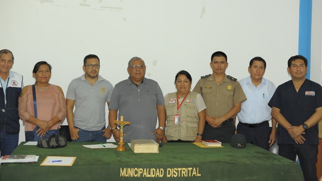 El Comité Distrital de Seguridad Ciudadana (CODISEC) El Alto, liderada por el alcalde Sr. Reedy Bancayan Palomino, convocó una sesión ordinaria en el auditorio de Serenazgo, donde se trataron temas cruciales relacionados con la seguridad ciudadana. Durante este encuentro, se resaltó la importancia de la colaboración permanente como herramienta fundamental para hacer frente a la inseguridad en el distrito.
Además, el director de la IE Félix Cipriano Coronel Zegarra Prof. Rafael Rivas Garrido designado como responsable de la Unidad de Gestión Educativa Local (UGEL) Talara, fue juramentado como nuevo integrante de CODISEC-El Alto, subrayando su firme compromiso con el bienestar de la comunidad. Esta ceremonia reafirmó la determinación de trabajar de manera coordinada para garantizar un entorno seguro para todos los ciudadanos.