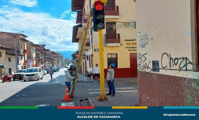 📌Reducir los accidentes de tránsito se ha convertido en una prioridad para la gerencia de Transporte y Seguridad Vial de la Municipalidad de Cajamarca, por ello se realizó las labores de señalización y mantenimiento del sistema de semaforización en la zona de Amazonas y Guillermo Urrelo. Asimismo, el pintado de zonas rígidas desde el grifo las torrecitas hasta la cuadra 18 de Hoyos Rubio.