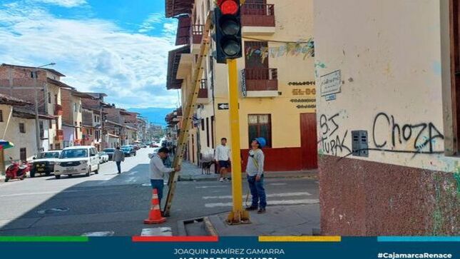 📌Reducir los accidentes de tránsito se ha convertido en una prioridad para la gerencia de Transporte y Seguridad Vial de la Municipalidad de Cajamarca, por ello se realizó las labores de señalización y mantenimiento del sistema de semaforización en la zona de Amazonas y Guillermo Urrelo. Asimismo, el pintado de zonas rígidas desde el grifo las torrecitas hasta la cuadra 18 de Hoyos Rubio. 