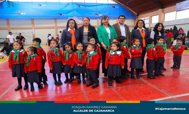 ☑️En una ceremonia celebrada hoy en el coliseo cerrado del Barrio San Sebastián, un total de 350 estudiantes de nivel inicial de diversas instituciones educativas de la ciudad de Cajamarca fueron juramentados como promotores ambientales escolares. 
✅Este significativo evento, impulsado por la Municipalidad Provincial de Cajamarca través de la Gerencia de Desarrollo Ambiental, tiene como objetivo principal sensibilizar de manera constante a la comunidad educativa sobre el cuidado del ambiente y el uso responsable de los recursos naturales y vigilar el uso ecoeficiente de los recursos de la escuela. 
🗣La ceremonia contó con la participación de 23 instituciones educativas, donde la regidora Eliza Chávez Veintimilla, integrante de la Comisión de Medio Ambiente del Concejo Provincial, la Lic. Patricia Correa Briones, Subgerente de Gestión Ambiental de la MPC, y el Mg. Isaías Vásquez Cubas, representante de la Dirección Regional de Educación Cajamarca, dirigieron el acto de juramentación.
📌Entre las instituciones presentes se encontraban la I.E.I N° 105 Pachacutec, I.E.I San Pedro de Urubamba, I.E. Cuna Jardín Juana Alarco de Dammert, I.E.I N°762 Lucmacucho, I.E.I N°920 Calispuquio, I.E.I N°016 Sara Mac Dougall, I.E.I N°015 Santa Teresita, I.E.I N°063 Ramón Castilla, I.E.I Juan Pablo II, I.E.I N°052 Virgen de Fátima, I.E.P Joyas Para Cristo, I.E.P Rey Josias, I.E.I N°024 Samana Cruz, I.E.I N° 98, I.E.P Explorando, I.E.P Lord Kelvin, I.E.I N°137 José Sabogal, I.E.I N°104 Aplicación, I.E.I N°011 La Florida, I.E.P Estrellitas Mágicas, I.E.I N°876 Mollepampa, I.E.I N°183 Divino Jesus, y la I.E.I N°322 San Martín de Porres.