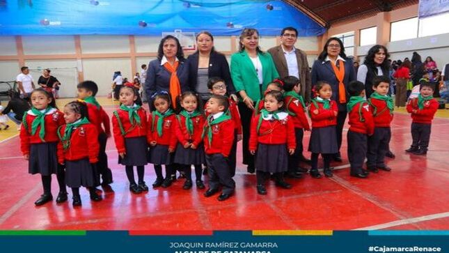 ☑️En una ceremonia celebrada hoy en el coliseo cerrado del Barrio San Sebastián, un total de 350 estudiantes de nivel inicial de diversas instituciones educativas de la ciudad de Cajamarca fueron juramentados como promotores ambientales escolares. 
✅Este significativo evento, impulsado por la Municipalidad Provincial de Cajamarca través de la Gerencia de Desarrollo Ambiental, tiene como objetivo principal sensibilizar de manera constante a la comunidad educativa sobre el cuidado del ambiente y el uso responsable de los recursos naturales y vigilar el uso ecoeficiente de los recursos de la escuela. 
🗣La ceremonia contó con la participación de 23 instituciones educativas, donde la regidora Eliza Chávez Veintimilla, integrante de la Comisión de Medio Ambiente del Concejo Provincial, la Lic. Patricia Correa Briones, Subgerente de Gestión Ambiental de la MPC, y el Mg. Isaías Vásquez Cubas, representante de la Dirección Regional de Educación Cajamarca, dirigieron el acto de juramentación.
📌Entre las instituciones presentes se encontraban la I.E.I N° 105 Pachacutec, I.E.I San Pedro de Urubamba, I.E. Cuna Jardín Juana Alarco de Dammert, I.E.I N°762 Lucmacucho, I.E.I N°920 Calispuquio, I.E.I N°016 Sara Mac Dougall, I.E.I N°015 Santa Teresita, I.E.I N°063 Ramón Castilla, I.E.I Juan Pablo II, I.E.I N°052 Virgen de Fátima, I.E.P Joyas Para Cristo, I.E.P Rey Josias, I.E.I N°024 Samana Cruz, I.E.I N° 98, I.E.P Explorando, I.E.P Lord Kelvin, I.E.I N°137 José Sabogal, I.E.I N°104 Aplicación, I.E.I N°011 La Florida, I.E.P Estrellitas Mágicas, I.E.I N°876 Mollepampa, I.E.I N°183 Divino Jesus, y la I.E.I N°322 San Martín de Porres.