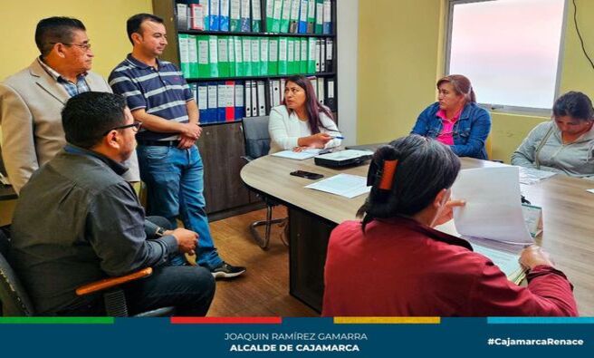 📌La gerencia de Transporte y Seguridad Vial de la Municipalidad de Cajamarca y los regidores Segundo Castañeda y Jorge Rojas, integrantes de la Comisión de Vialidad y Transportes del Concejo Provincial, continúan con la política de atender de manera inmediata las necesidades de los gremios de transportistas con el propósito de escuchar su problemática y recibir aportes que permitan llegar acuerdos que sirvan para mejorar el servicio de transporte de pasajeros en nuestra ciudad.
🤝En la reunión, los transportistas se mostraron a favor de la próxima licitación de rutas que se realizará para las zonas no servidas, además de trabajar de la mano con la comuna local  para poner fin a la informalidad en el servicio de transporte público contando con el apoyo de la gerencia de Seguridad Ciudadana.