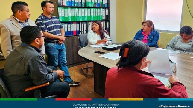 📌La gerencia de Transporte y Seguridad Vial de la Municipalidad de Cajamarca y los regidores Segundo Castañeda y Jorge Rojas, integrantes de la Comisión de Vialidad y Transportes del Concejo Provincial, continúan con la política de atender de manera inmediata las necesidades de los gremios de transportistas con el propósito de escuchar su problemática y recibir aportes que permitan llegar acuerdos que sirvan para mejorar el servicio de transporte de pasajeros en nuestra ciudad.
🤝En la reunión, los transportistas se mostraron a favor de la próxima licitación de rutas que se realizará para las zonas no servidas, además de trabajar de la mano con la comuna local  para poner fin a la informalidad en el servicio de transporte público contando con el apoyo de la gerencia de Seguridad Ciudadana.