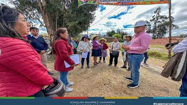 a pedido de los vecinos del sector 13 San Martín, el alcalde provincial, Joaquin Ramírez Gamarra verifica la necesidad de apertura de calles en esta parte de la ciudad.
✅Estás próximas aperturas permitirán mejorar la transitabilidad y el acceso a servicios básicos mejorando la calidad de vida de más de 80 familias. 