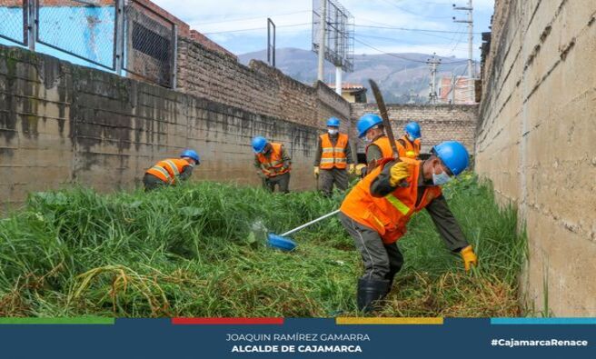 📌En un esfuerzo conjunto liderado por la gerencia de Seguridad Ciudadana a través de la subgerencia de Gestión de Riesgo de Desastre, el apoyo de la subgerencia de Gestión Integral de Residuos Solidos y la invaluable colaboración de BIM Zepita No 7, se realizó la limpieza de la quebrada Calispuquipo perteneciente al sector Pueblo Libre.
🗣Jhony Bautista Alcalde, presidente del Sector Pueblo Libre, agradeció el trabajo que viene realizando la comuna local en temas preventivos frente a eventuales fuertes lluvias en nuestra ciudad.