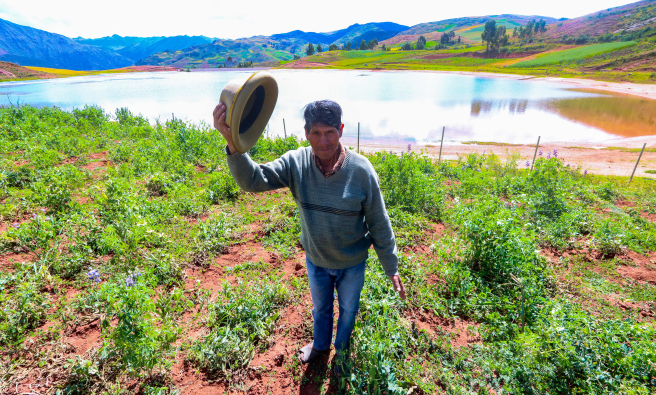 Agricultor junto a una de las lagunas que forma parte del proyecto de riego Sambor