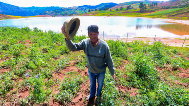 Agricultor junto a una de las lagunas que forma parte del proyecto de riego Sambor