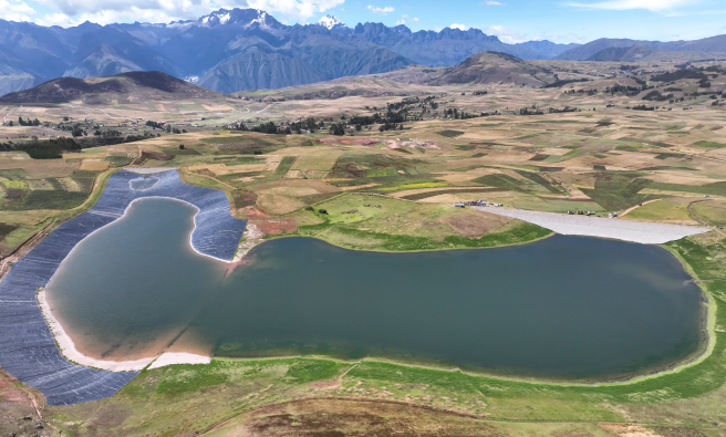 Imagen aérea de las lagunas represadas en la llanura de Anta y lo lejos nevados de la zona.