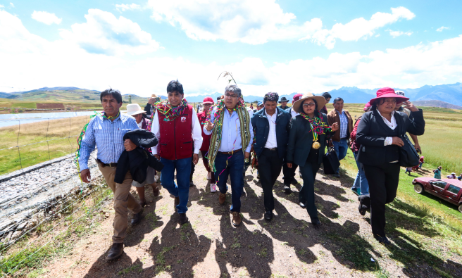 El gobernador regional Werner Salcedo y autoridades locales realizando un recorrido por las lagunas del proyecto.