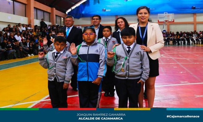 ✅Esta mañana se realizó la juramentación de 370 Promotores Ambientales Escolares, en el marco del Programa Municipal Educca, de la gerencia de Desarrollo Ambiental de la Municipalidad Provincial de Cajamarca.
 🗣Esta actividad, que contó con la participación de 17 instituciones educativas tanto públicas como privadas, marca un hito significativo en el compromiso de la comunidad educativa con el cuidado del medio ambiente.
✅Los Promotores Ambientales Escolares se comprometieron a liderar iniciativas y proyectos destinados a la conservación del medio ambiente, la gestión de residuos, la protección de la biodiversidad y la promoción de un estilo de vida más sustentable entre sus compañeros y en sus comunidades.
Resaltamos el trabajo de nuestros regidores Jorge Rojas, Segundo Castañeda, Roquelin Gómez y Eugenio Cruzado, quienes continúan fiscalizando y trabajando por el desarrollo de Cajamarca.