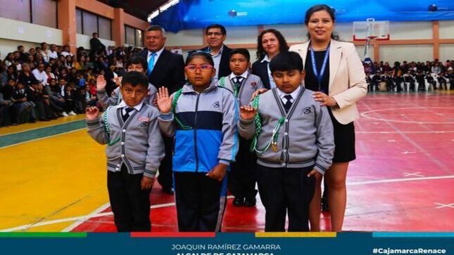 ✅Esta mañana se realizó la juramentación de 370 Promotores Ambientales Escolares, en el marco del Programa Municipal Educca, de la gerencia de Desarrollo Ambiental de la Municipalidad Provincial de Cajamarca.
 🗣Esta actividad, que contó con la participación de 17 instituciones educativas tanto públicas como privadas, marca un hito significativo en el compromiso de la comunidad educativa con el cuidado del medio ambiente.
✅Los Promotores Ambientales Escolares se comprometieron a liderar iniciativas y proyectos destinados a la conservación del medio ambiente, la gestión de residuos, la protección de la biodiversidad y la promoción de un estilo de vida más sustentable entre sus compañeros y en sus comunidades.
Resaltamos el trabajo de nuestros regidores Jorge Rojas, Segundo Castañeda, Roquelin Gómez y Eugenio Cruzado, quienes continúan fiscalizando y trabajando por el desarrollo de Cajamarca.