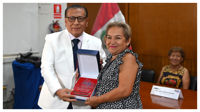 El director general, Dr. Carlos Urbano Durand, agradeció infinitamente a las profesionales de la salud por su destacada labor y les deseó éxitos en su nueva etapa de vida a pasar a la jubilación.