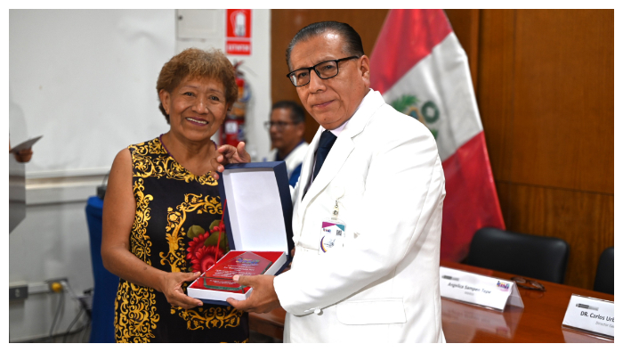 El director general, Dr. Carlos Urbano Durand, agradeció infinitamente a las profesionales de la salud por su destacada labor y les deseó éxitos en su nueva etapa de vida a pasar a la jubilación.