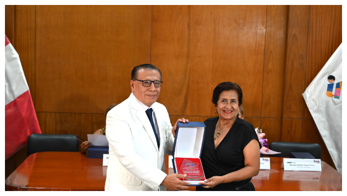 El director general, Dr. Carlos Urbano Durand, agradeció infinitamente a las profesionales de la salud por su destacada labor y les deseó éxitos en su nueva etapa de vida a pasar a la jubilación.
