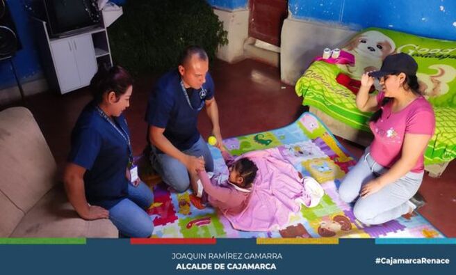 📌Con gran entusiasmo y las ganas de seguir sirviendo a los demás, hoy el Médico Tecnólogo, Franz Bazán, junto a la coordinadora de la Oficina Municipal de Atención a las Personas con Discapacidad (OMAPED), Adela Silva Cayatopa nos trasladamos a diferentes puntos de nuestra ciudad para brindar terapia a personas con discapacidad como parte del trabajo del Programa Terapéutico Municipal "Manos Cuidando de ti".
✅Visitamos en Rosa Motopata a Sergio un niño de 3 años de edad; en el Barrio Urubamba Sector 2 a Cielo de 5 años de edad; en barrio San Pedro a una adulta mayor de 75 años y en el barrio Santa Elena al adolescentes de 14 años, quienes recibieron atención por nuestro Fisioterapeuta y el equipo que tiene nuestra OMAPED.