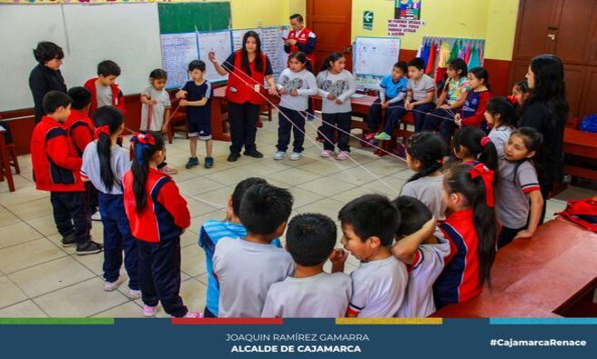 📌La Municipalidad Provincial de Cajamarca, a través de la Defensoría Municipal del Niño, Niña y del Adolescente (DEMUNNA), se complace en anunciar el lanzamiento del programa "Juguemos", una iniciativa diseñada para brindar apoyo psicológico y promover el desarrollo integral de los niños en la comunidad.
👦👧 Con el objetivo de fortalecer sus capacidades de autoprotección, mejorar la autoestima y fomentar relaciones interpersonales positivas, "Juguemos" ofrece una intervención lúdica para niños de 6 a 12 años en 25 sesiones progresivas. 
🎨🎲 Cada sesión estará llena de actividades recreativas y juegos dirigidos por profesionales en psicología infantil, enfocados en el crecimiento emocional y social de nuestros pequeños. 