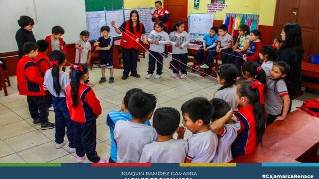 📌La Municipalidad Provincial de Cajamarca, a través de la Defensoría Municipal del Niño, Niña y del Adolescente (DEMUNNA), se complace en anunciar el lanzamiento del programa "Juguemos", una iniciativa diseñada para brindar apoyo psicológico y promover el desarrollo integral de los niños en la comunidad.
👦👧 Con el objetivo de fortalecer sus capacidades de autoprotección, mejorar la autoestima y fomentar relaciones interpersonales positivas, "Juguemos" ofrece una intervención lúdica para niños de 6 a 12 años en 25 sesiones progresivas. 
🎨🎲 Cada sesión estará llena de actividades recreativas y juegos dirigidos por profesionales en psicología infantil, enfocados en el crecimiento emocional y social de nuestros pequeños. 