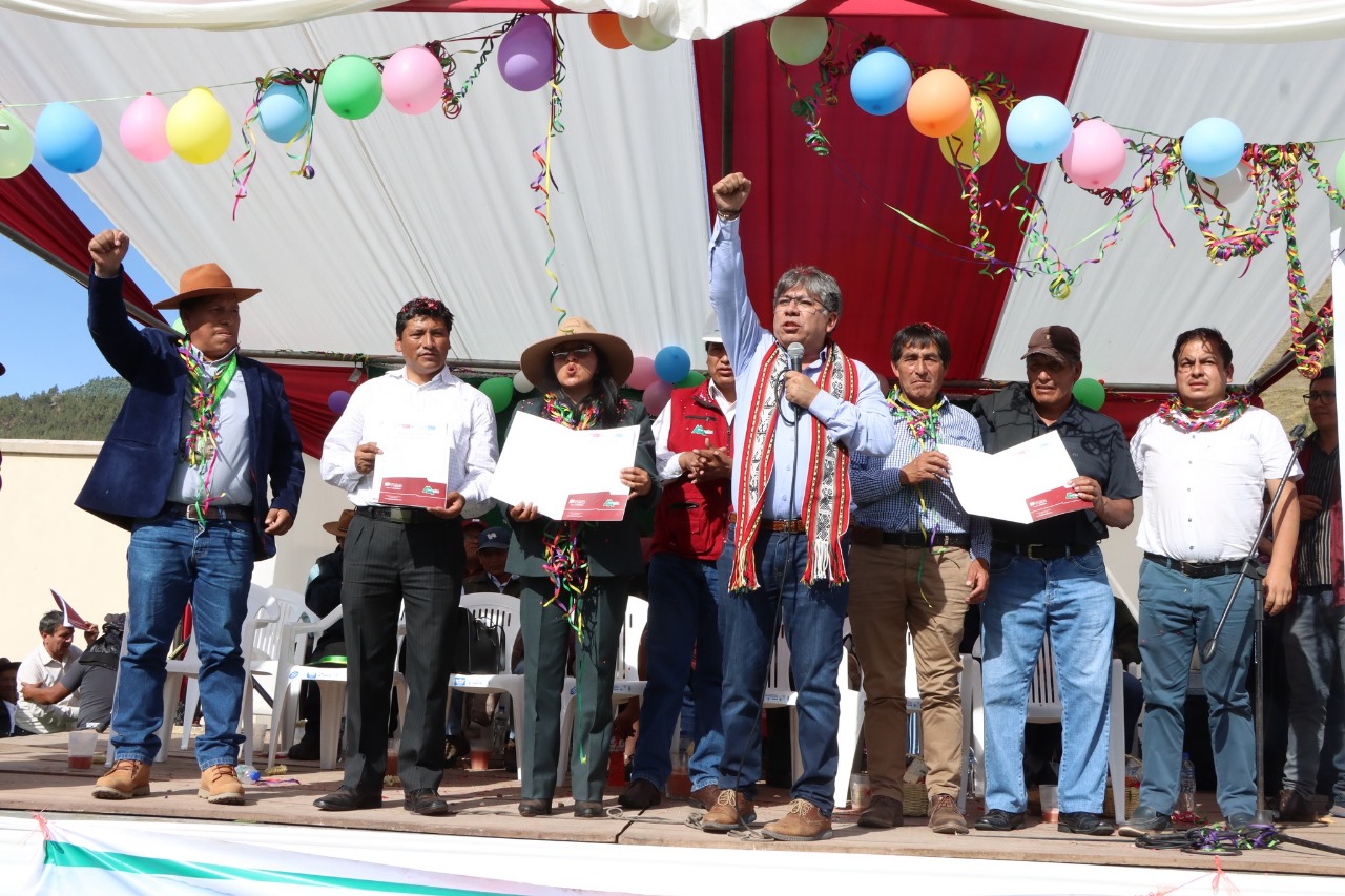 Entrega de la liquidación del proyecto Sambor a las autoridades de la provincia de Anta. 