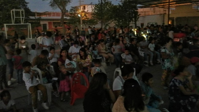 Decenes de niños disfrutan de Cine en tu Barrio