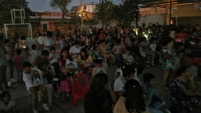 Decenes de niños disfrutan de Cine en tu Barrio