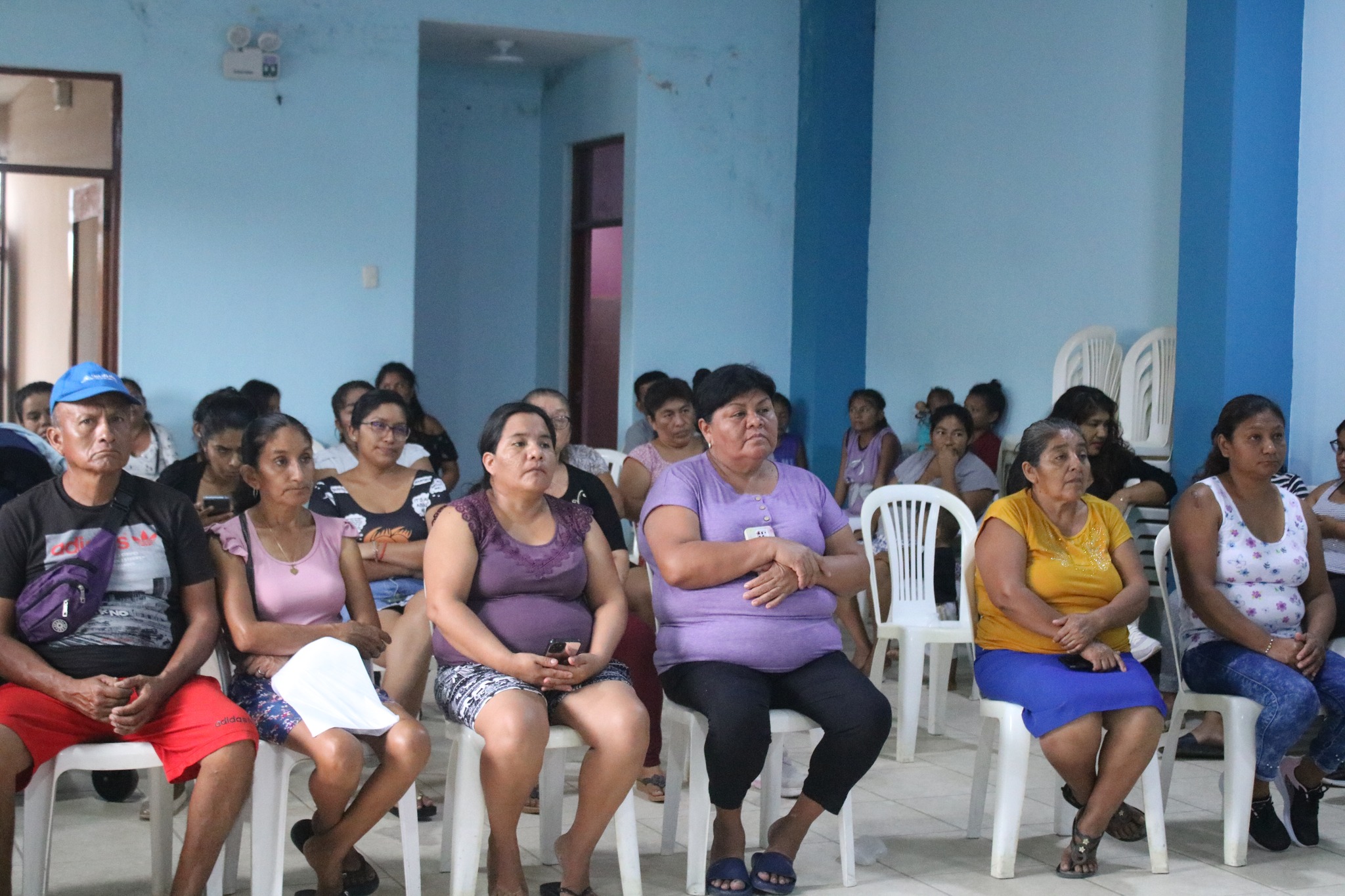 El alcalde de la Municipalidad Distrital de El Alto, Sr. Reedy Bancayan Palomino, lideró una importante reunión de trabajo con los vecinos del AH Primavera, con el firme propósito de mejorar los servicios y elevar la calidad de vida de sus vecinos. Llegó acompañado del gerente de Desarrollo Urbano Ing. Oscar Castañeda Sevillano, la subgerente de Formulación y Proyectos, Eco. Elva Cardoza Valdiviezo, y la responsable del área de catastro, Bach. Denisse Nunura Chapilliquen, el alcalde escuchó atentamente las necesidades planteadas por los residentes de este importante asentamiento humano.
Entre las principales inquietudes expresadas por la comunidad, destacan: mantenimiento y mejoramiento de la plataforma deportiva, mantenimiento del salón comunal, reactivación del comedor popular y el mejoramiento de la Iluminación pública para un sector del barrio Primavera.
El compromiso del gobierno local con el desarrollo, con el bienestar de sus ciudadanos, es firme y continuo. Seguiremos trabajando de la mano con la comunidad para abordar sus necesidades y construir un entorno próspero y justo para todos, manifestó el alcalde.