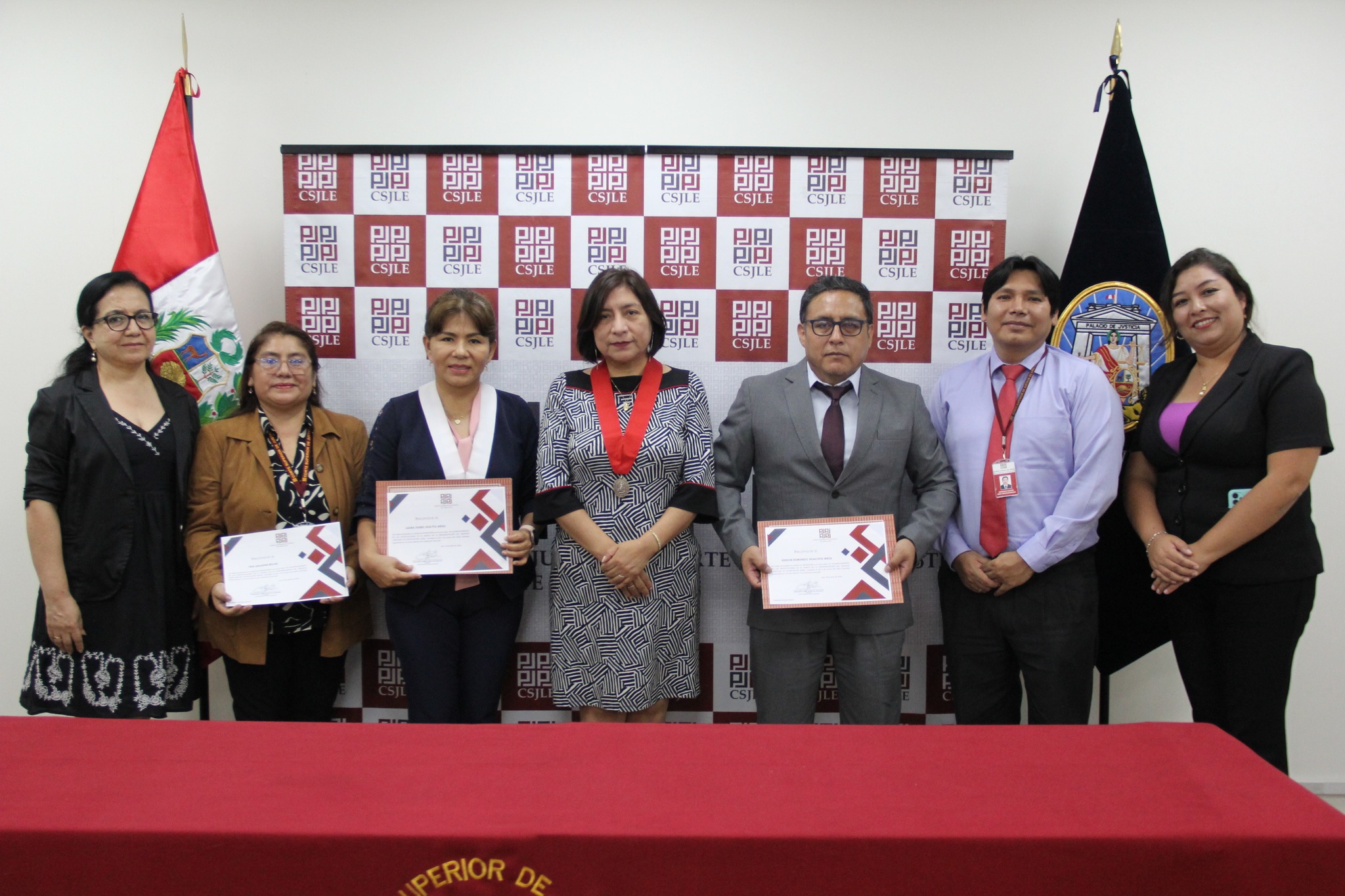 En ese contexto la Dra. Rose Mary Parra Rivera de González, presidenta de la Corte Superior de Justicia de Lima Este, relevó la importancia del trabajo que realiza todo el personal de notificaciones en el Sistema de Justicia. 