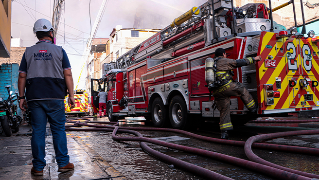 Foto 2 de COE Salud del Minsa desplegó equipos en gestión de riesgo para brindar apoyo durante incendio en el jirón Ancash