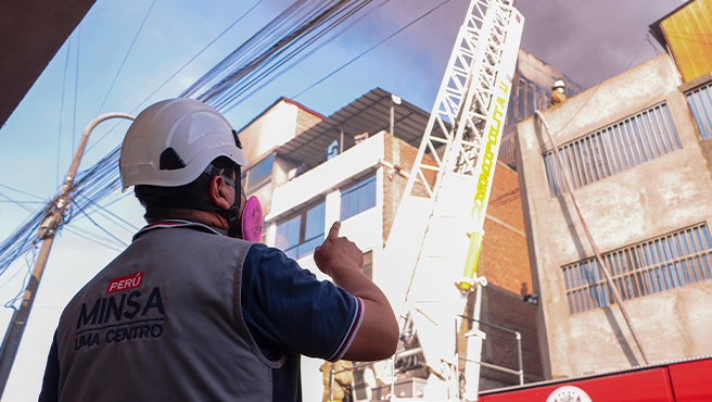 Foto 3 de COE Salud del Minsa desplegó equipos en gestión de riesgo para brindar apoyo durante incendio en el jirón Ancash