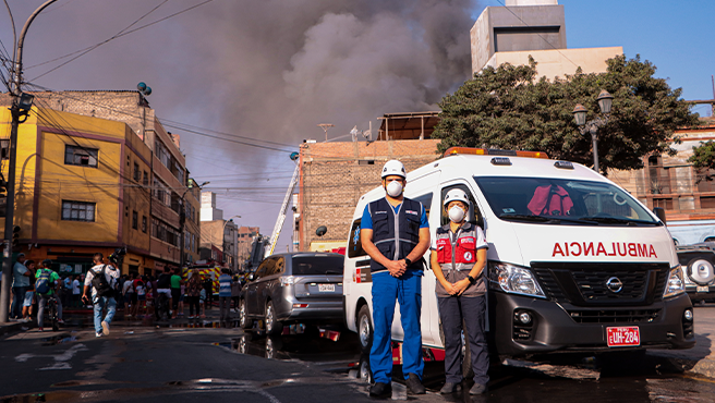 Foto 4 de COE Salud del Minsa desplegó equipos en gestión de riesgo para brindar apoyo durante incendio en el jirón Ancash