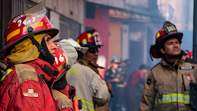 Foto 5 de COE Salud del Minsa desplegó equipos en gestión de riesgo para brindar apoyo durante incendio en el jirón Ancash