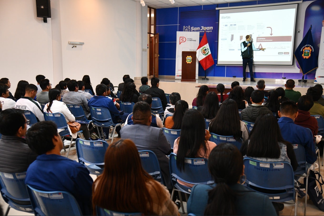 Foto del expositor y el público en el auditorio