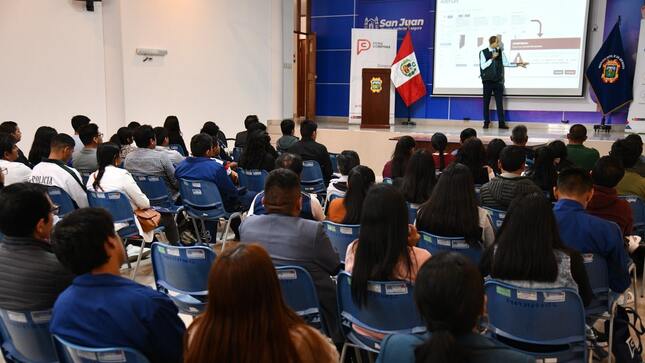 Foto del expositor y el público en el auditorio