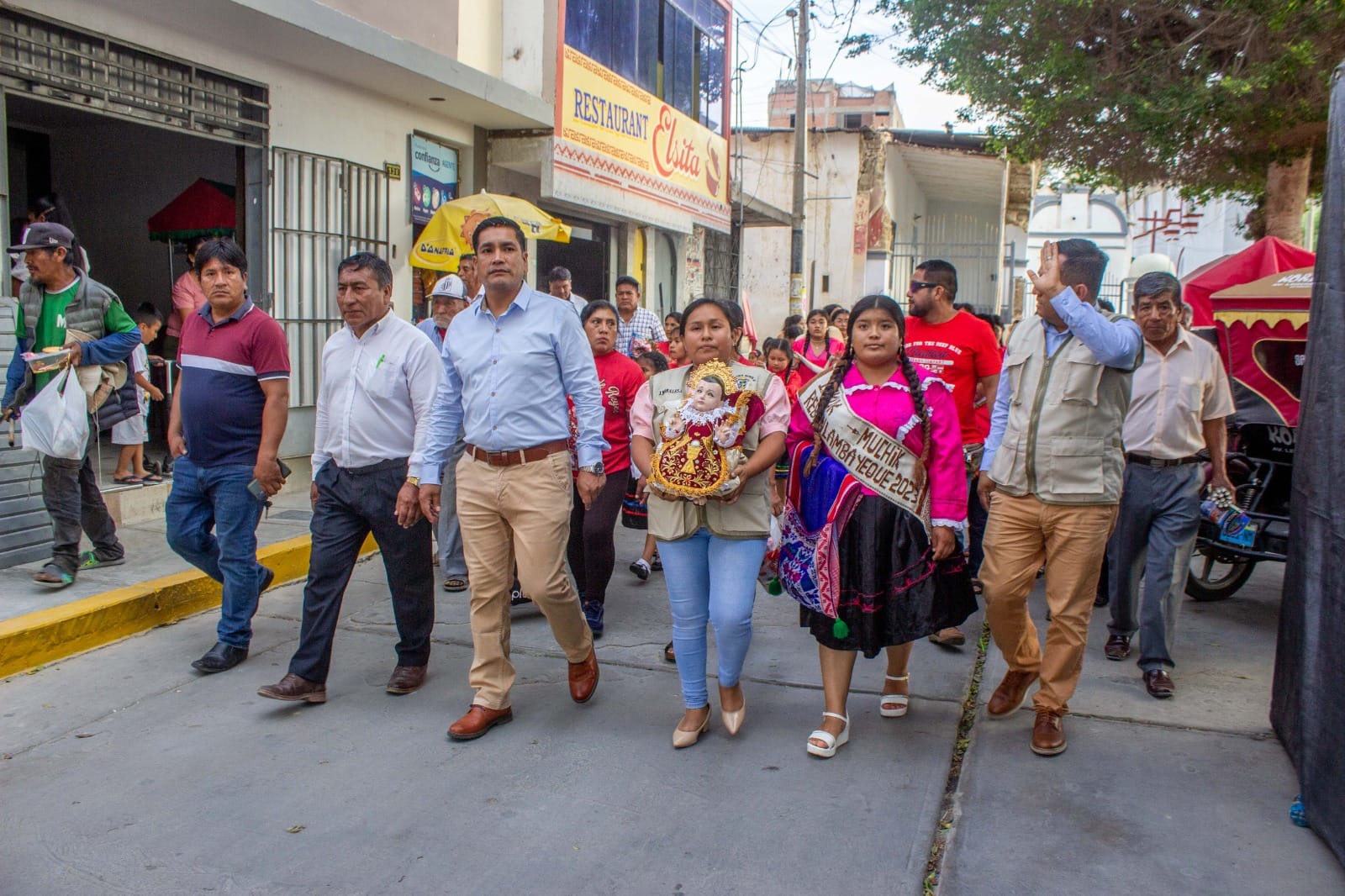 Nuestra alcaldesa Janet Morales Pasache, junto al Gerente Municipal, Lic. Jimmy Chavez Torres, y el Gerente de Desarrollo Económico, Lic. Candelario Santisteban Ventura, acompañados por el Primer Mayordomo Técnico PNP, Jorge Ventura Coronado, y otros miembros de la hermandad.