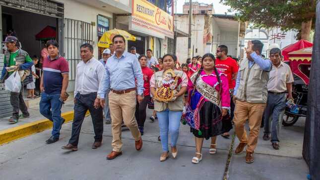 Nuestra alcaldesa Janet Morales Pasache, junto al Gerente Municipal, Lic. Jimmy Chavez Torres, y el Gerente de Desarrollo Económico, Lic. Candelario Santisteban Ventura, acompañados por el Primer Mayordomo Técnico PNP, Jorge Ventura Coronado, y otros miembros de la hermandad.