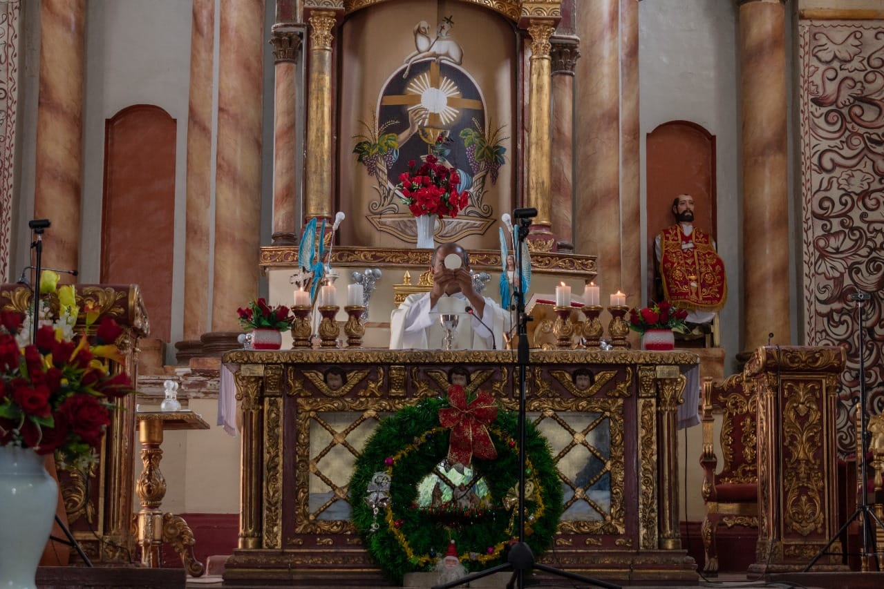 Mayordomos del Niรฑo Dios de Reyes en la Santa Misa.