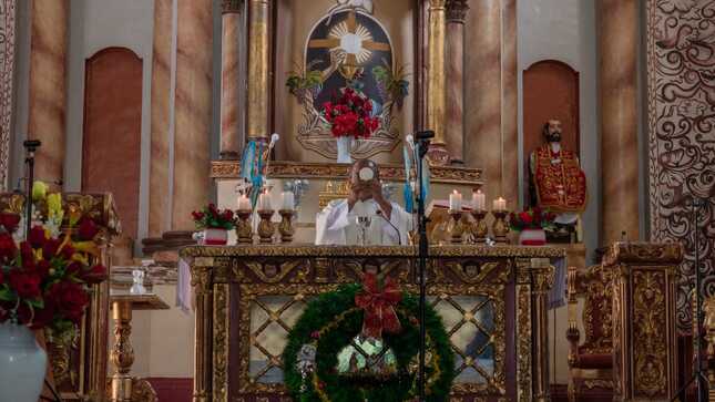 Mayordomos del Niño Dios de Reyes en la Santa Misa.