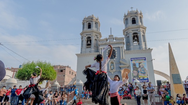 Presentación de Danzas Costumbristas como parte de las festividades de la Feria Internacional, Religiosa, Turística y Comercial en honor al "Niño Dios de Reyes.