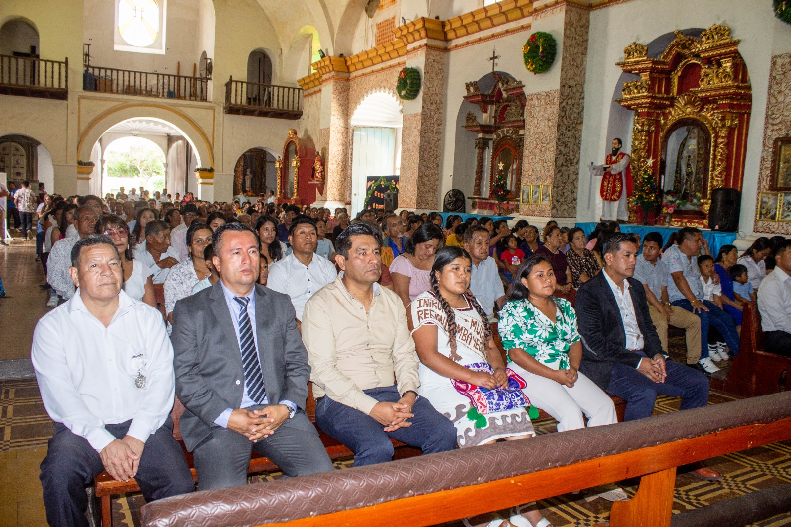 Mayordomos del Niño Dios de Reyes escuchando la misa.