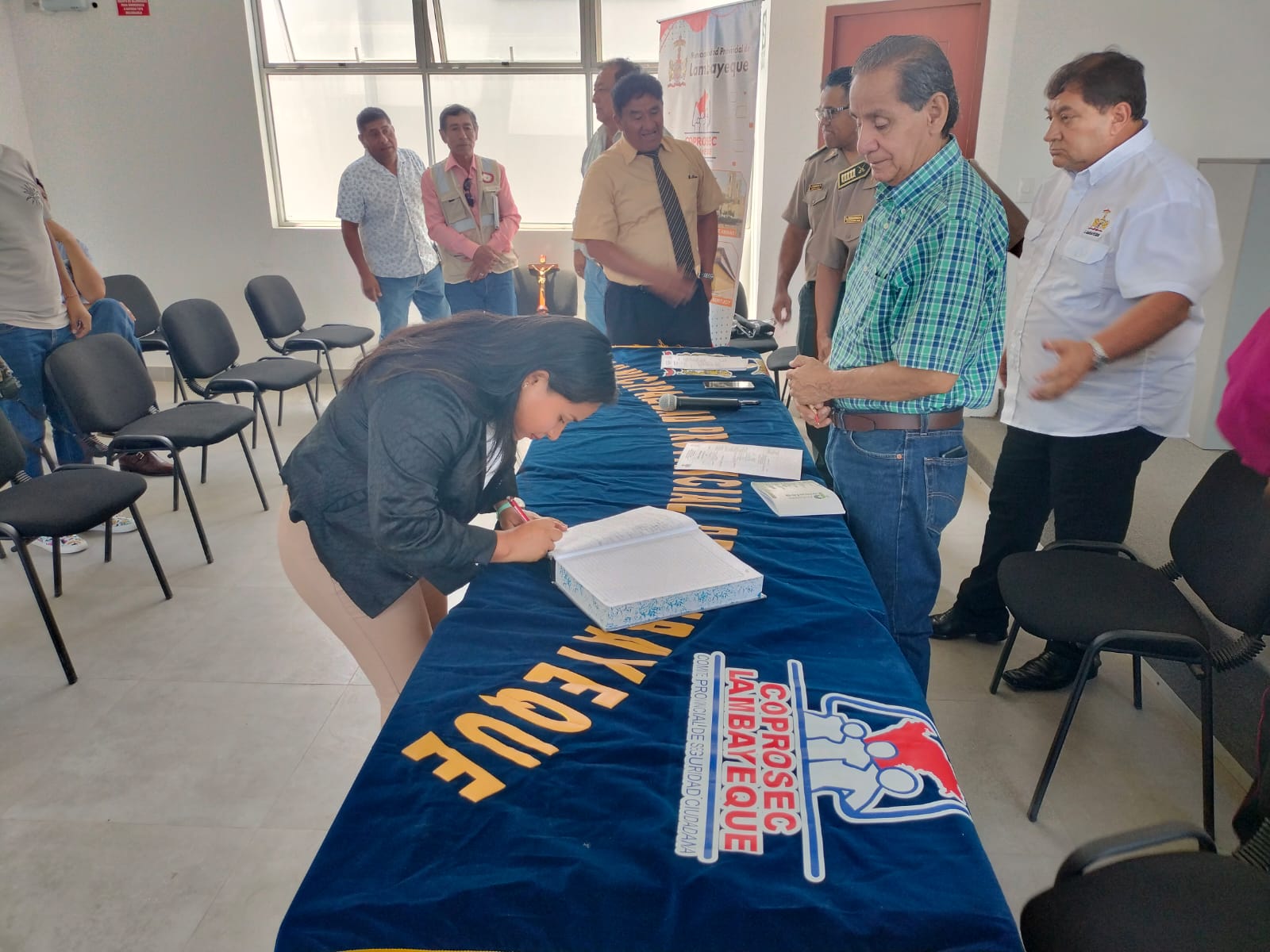 La alcaldesa Janet Morales Pasache reafirmó su compromiso con la seguridad ciudadana al participar en la juramentación de los nuevos integrantes del Comité Provincial de Seguridad Ciudadana de Lambayeque (COPROSEC LAMBAYEQUE).