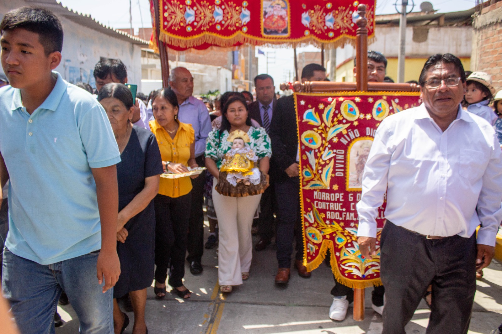 Nuestra alcaldesa Janet Morales Pasache recorre las calles con los mayordomos.