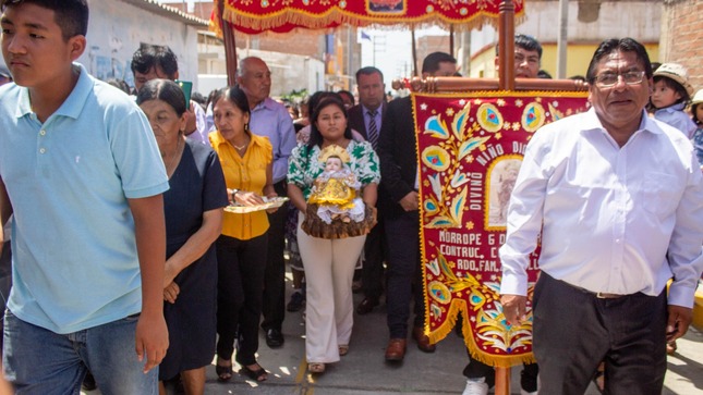 Nuestra alcaldesa Janet Morales Pasache recorre las calles con los mayordomos.