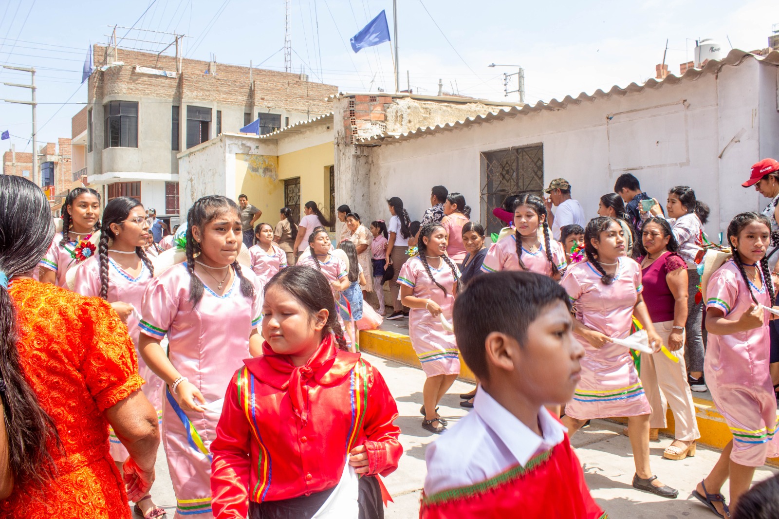 Niños danzantes y los cánticos de pastorcitas se suman a esta fiesta religiosa.