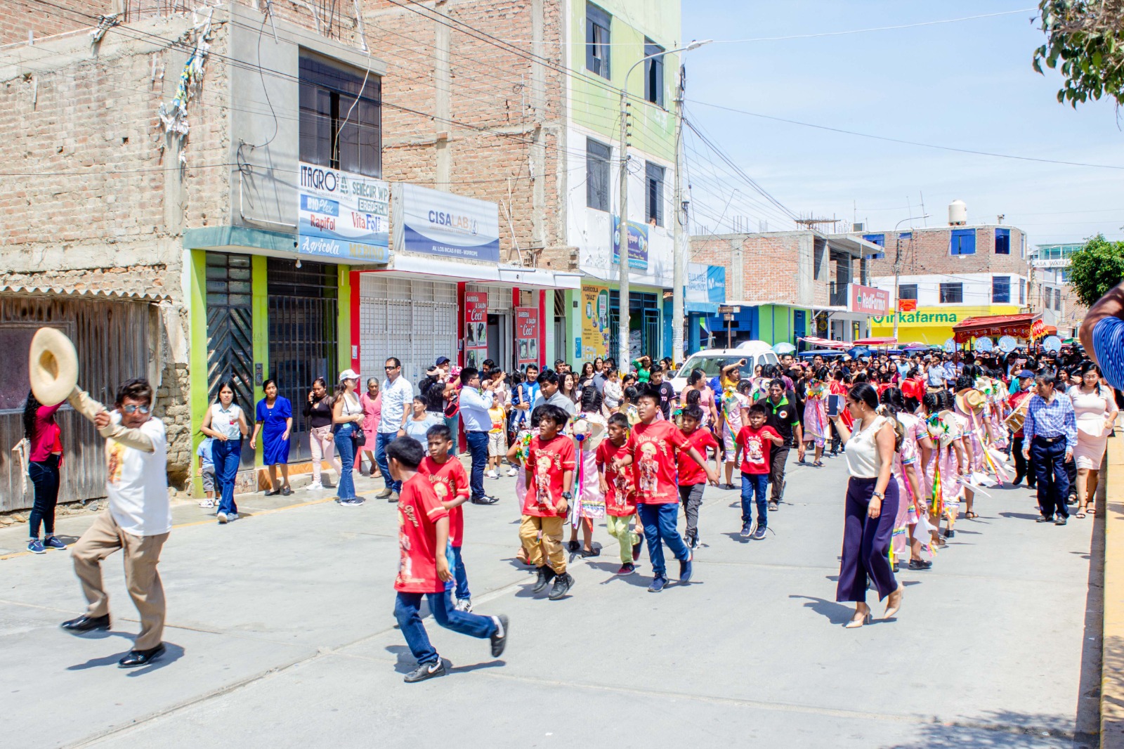 Feligreses recorren las calles del distrito de Mórrope.