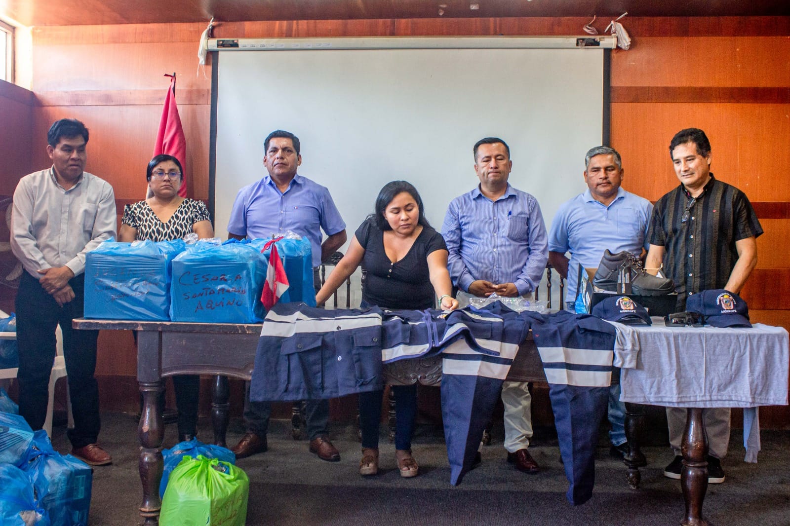 La alcaldesa expresó su reconocimiento y aprecio por la dedicación y servicio del personal encargado del mantenimiento de áreas verdes y limpieza pública.