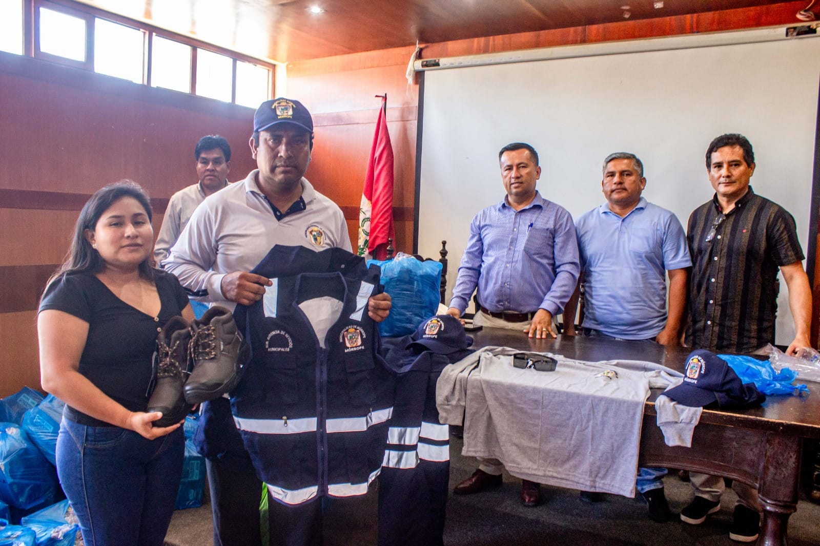 Nuestra alcaldesa Janet Morales Pasache lideró la entrega del segundo lote de indumentaria de protección en la Municipalidad Distrital de Mórrope.
