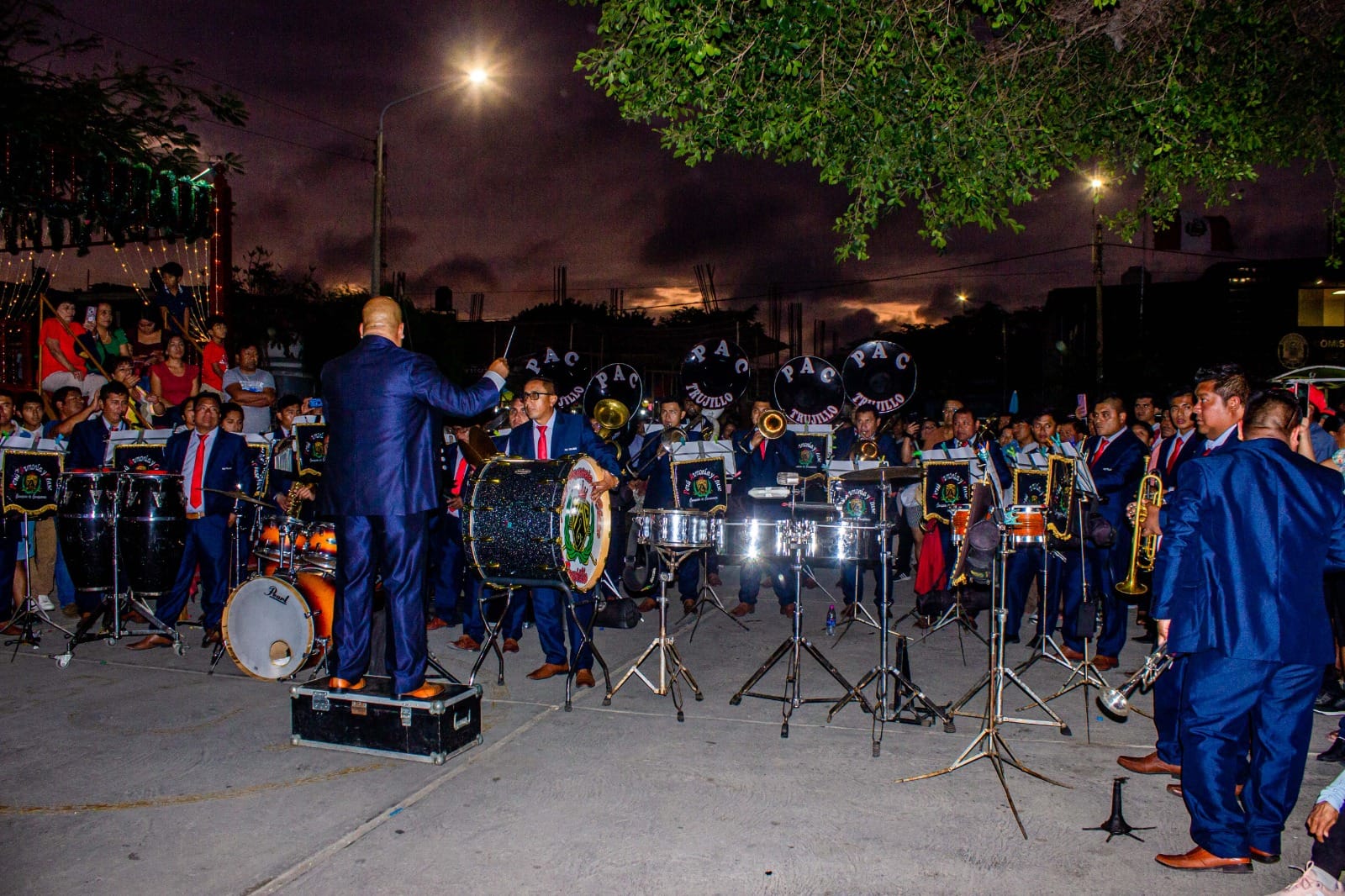 La población estuvo presente cerca de las 9:00 p.m. la población escuchando las diferentes melodías de las bandas que participaron en el concurso.
