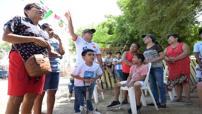 Alcalde y población plantaron algarrobos