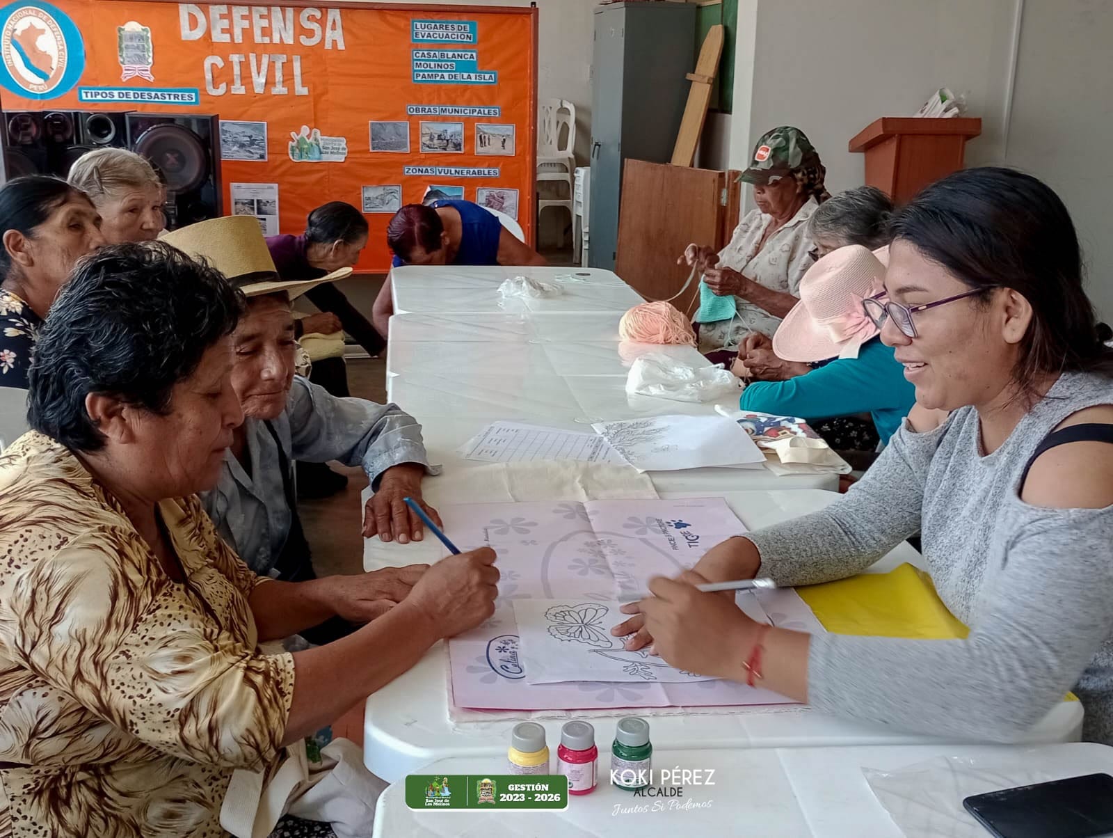 Cada martes, el Centro Integral de Atención al Adulto Mayor, alojado en las instalaciones municipales, se convierte en un escenario vibrante de creatividad y cuidado. 