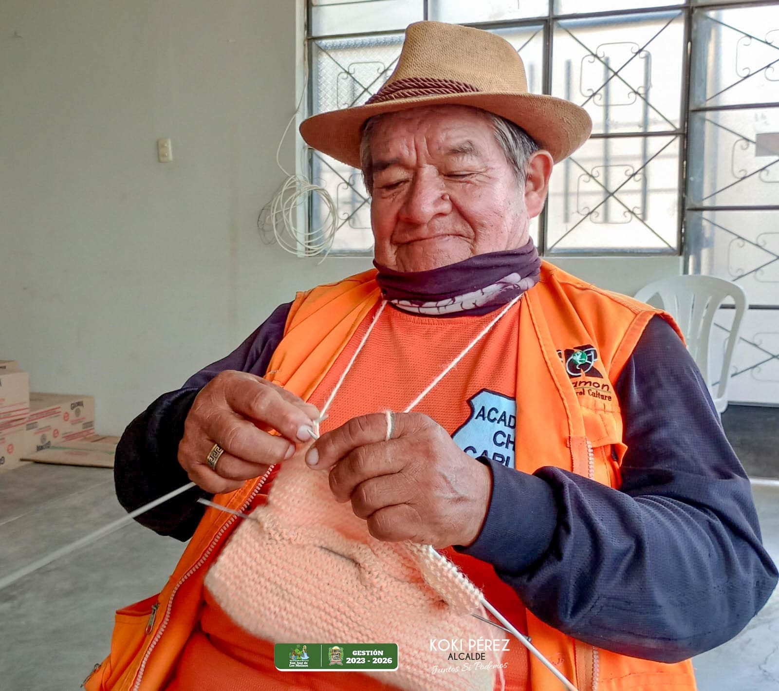 Cada martes, el Centro Integral de Atención al Adulto Mayor, alojado en las instalaciones municipales, se convierte en un escenario vibrante de creatividad y cuidado. 